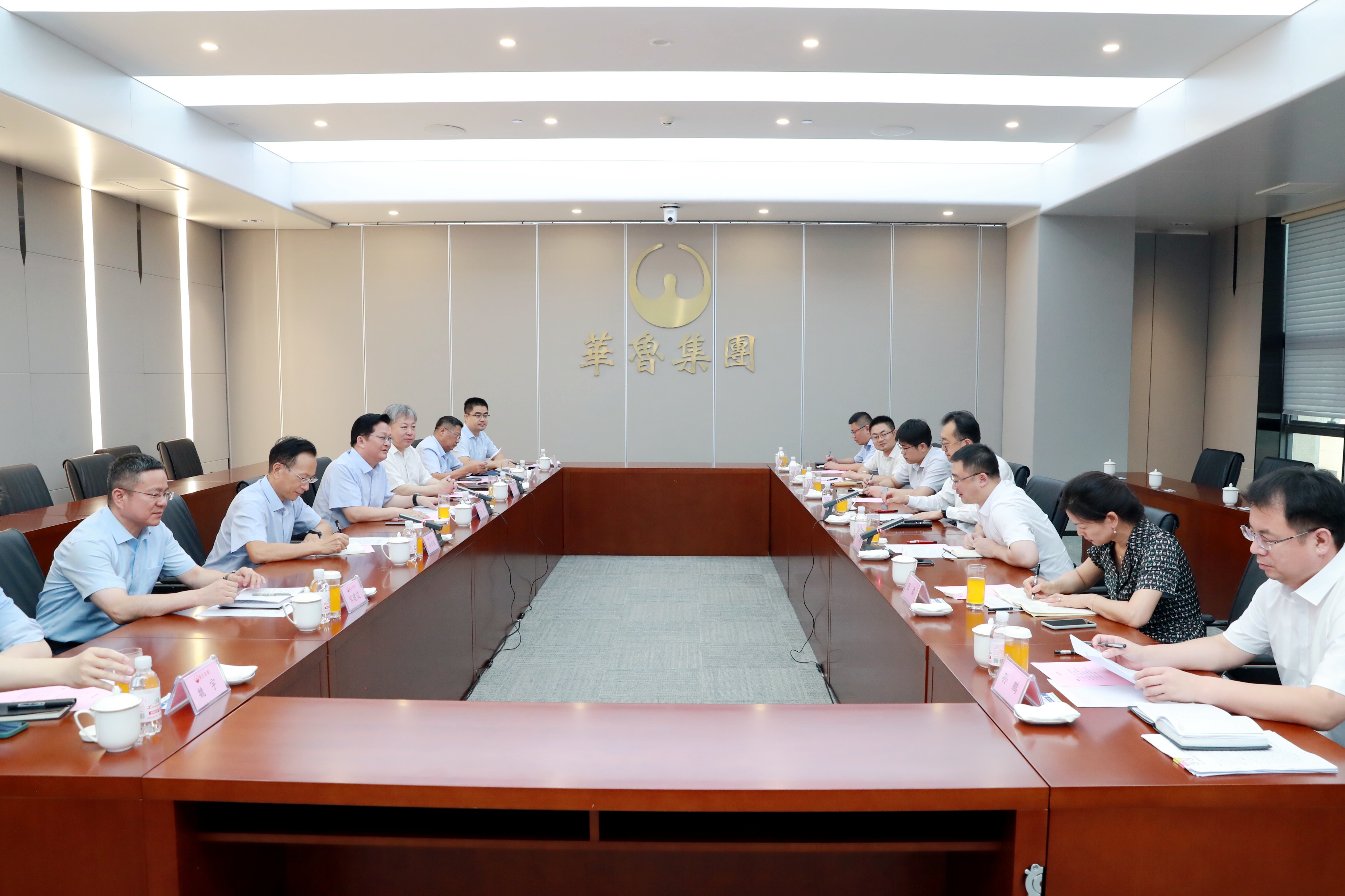 相关领导参加活动.jpg