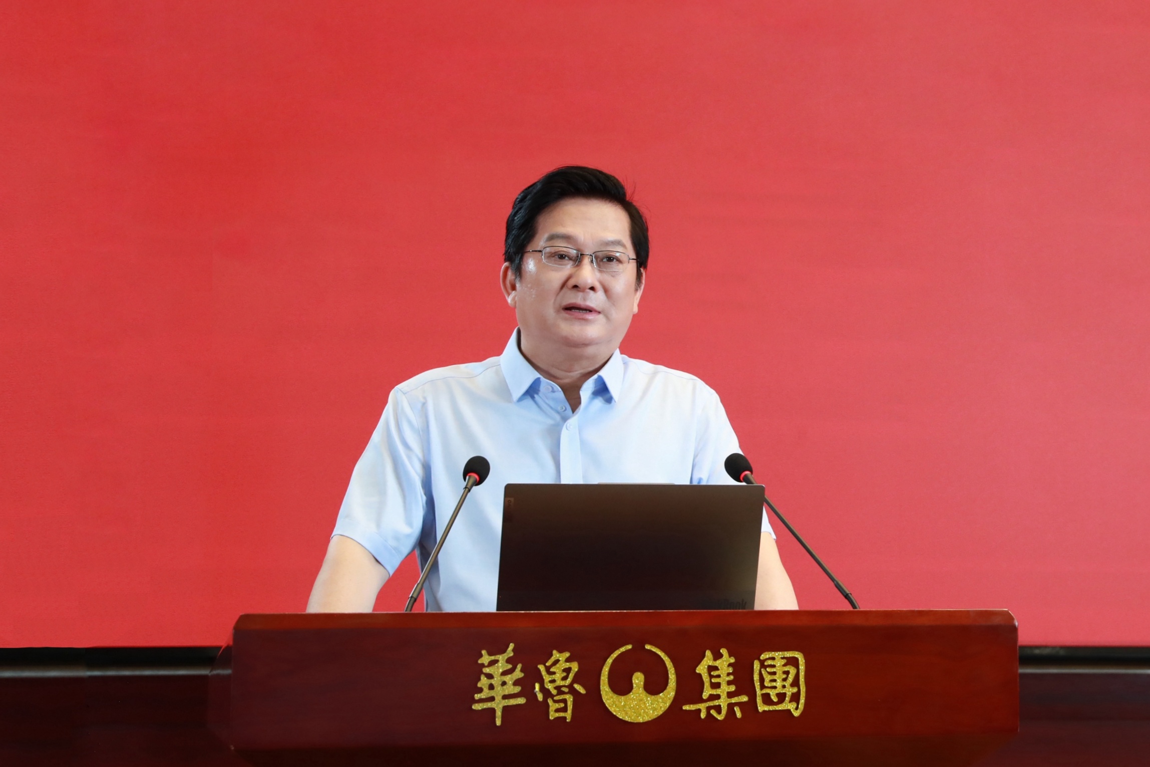 董事长樊军出席会议.jpg