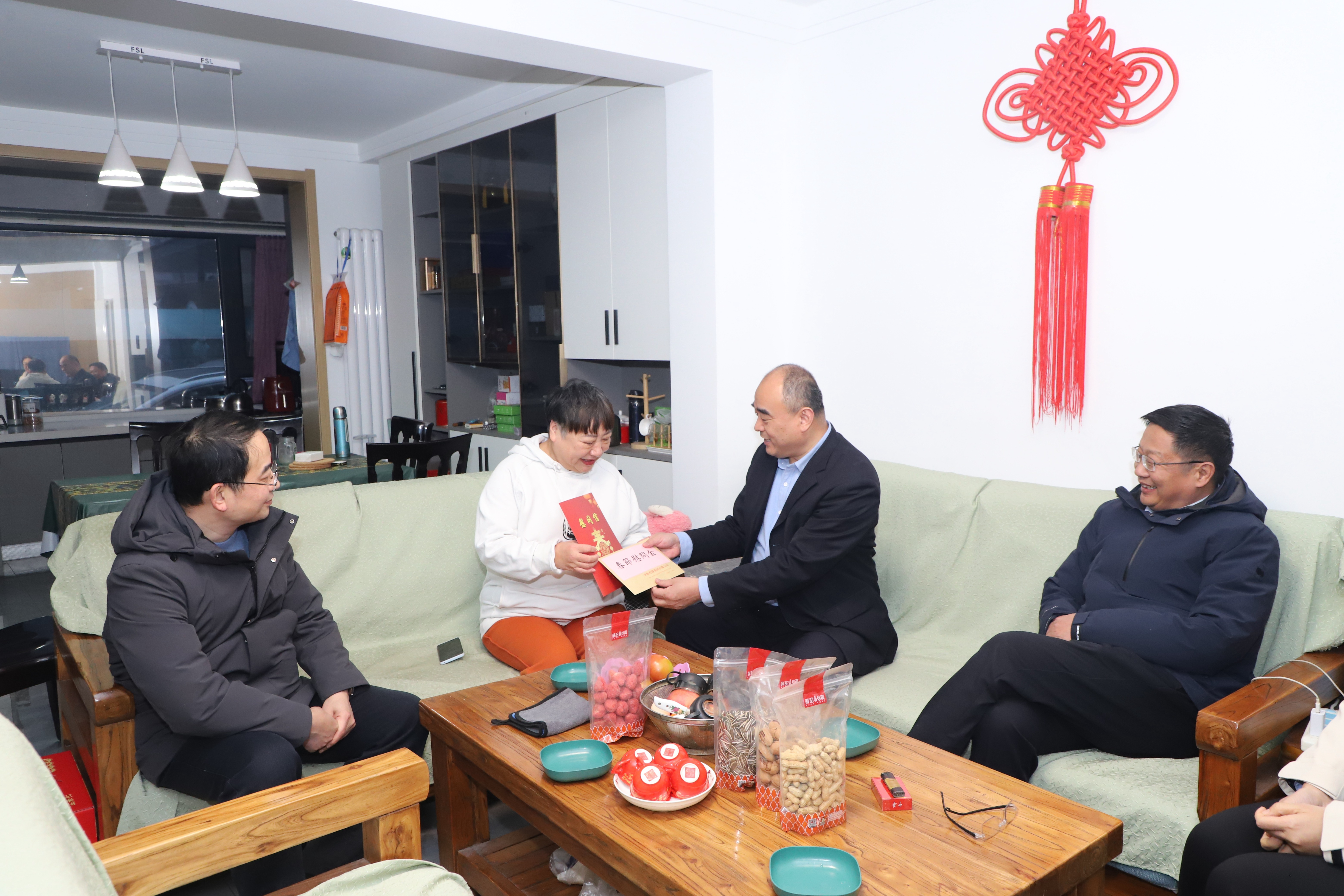慰问困难职工2.jpg