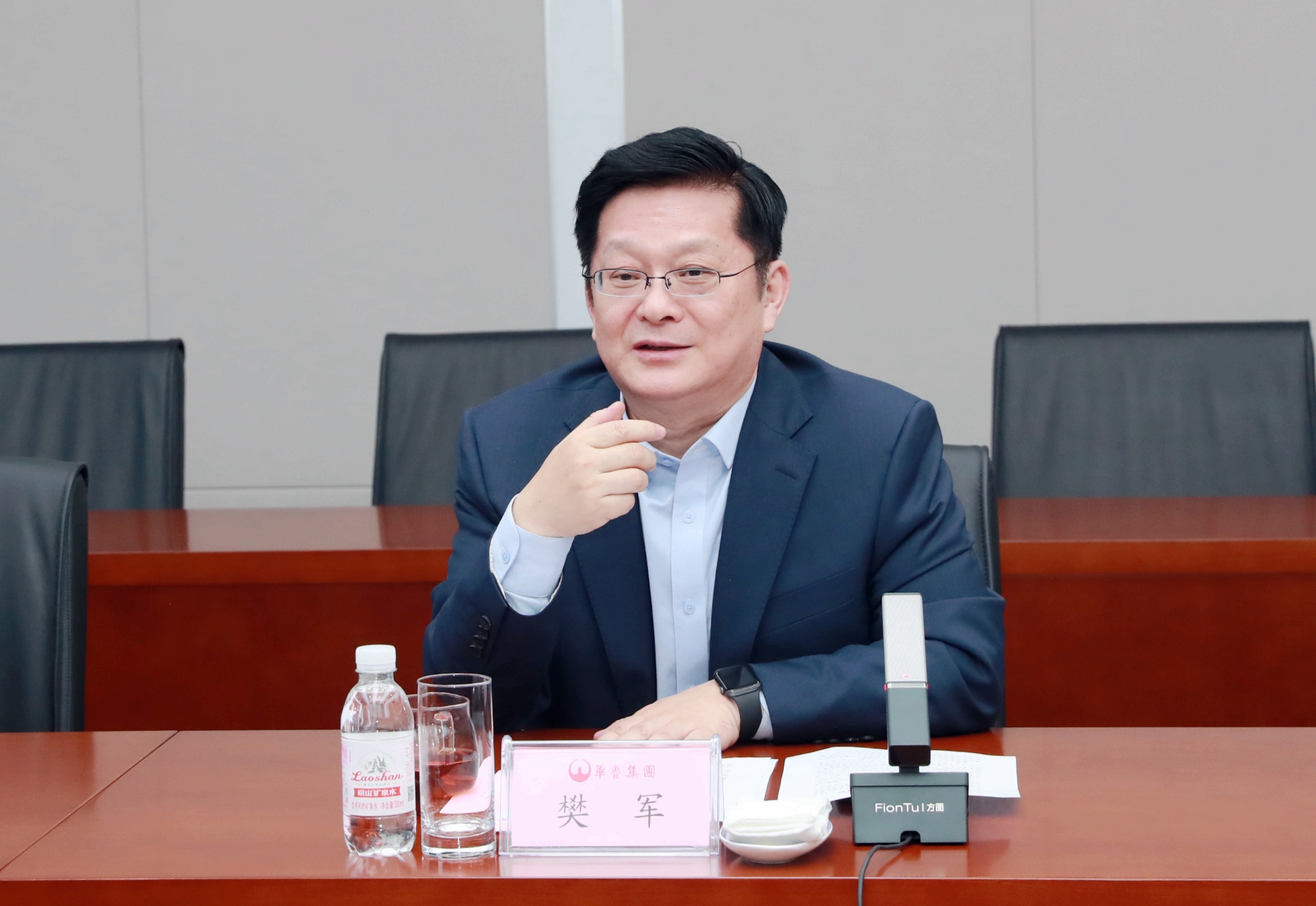樊军对李峰一行的到访表示欢迎.jpg