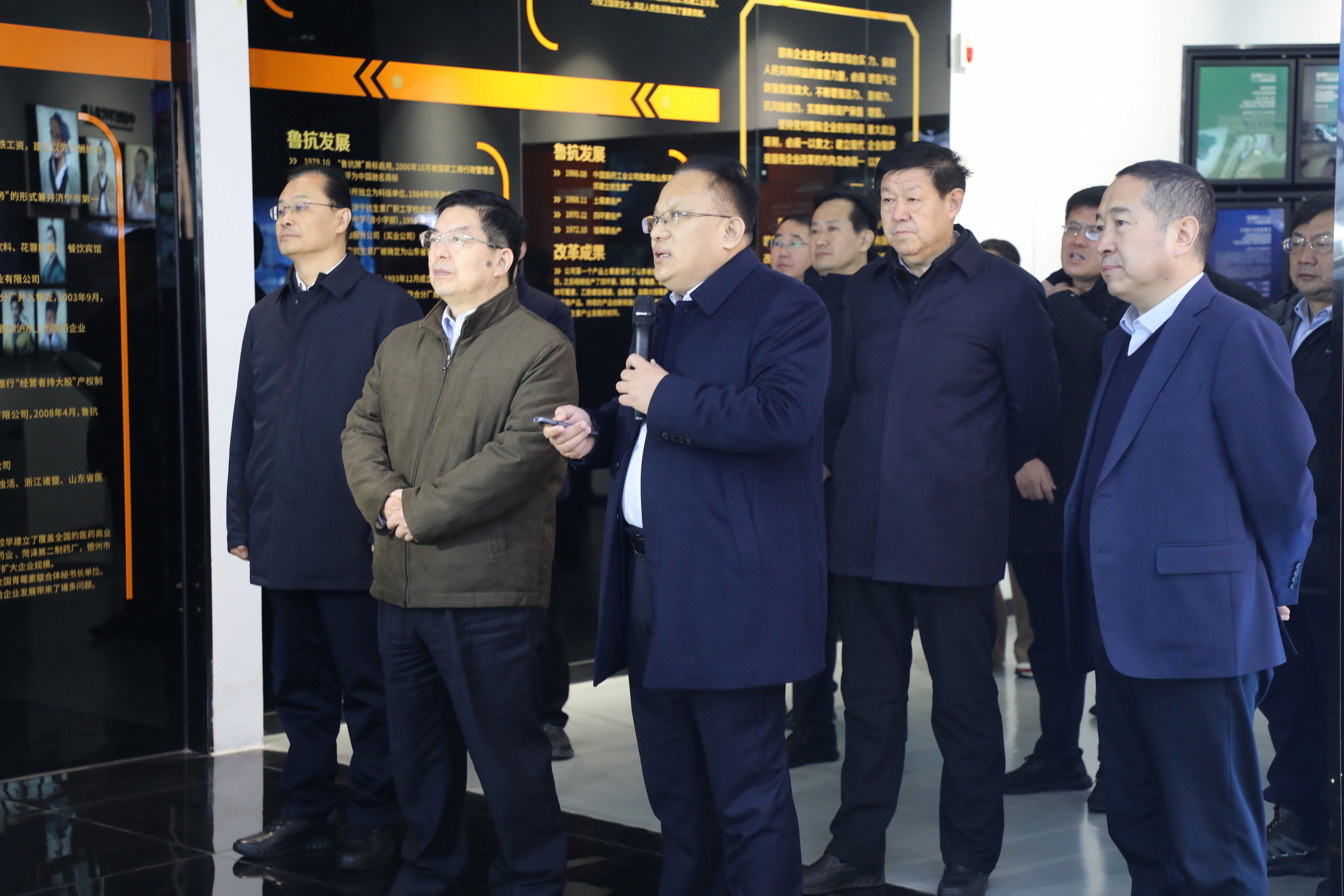 听取汇报.jpg